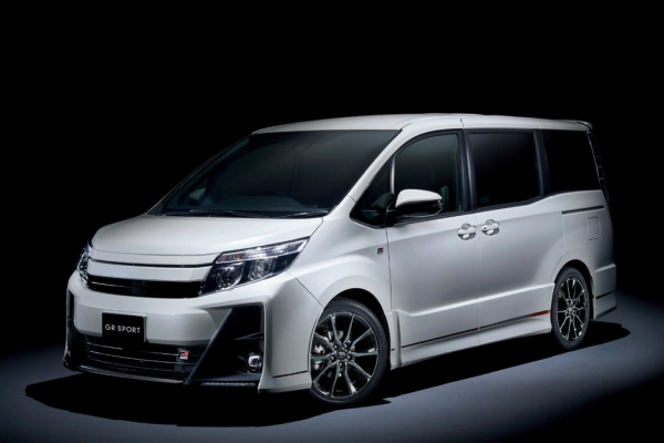 Toyota Noah рестайлинг 2017, минивэн, 3 поколение, R80 (07.2017 - 12.2021)