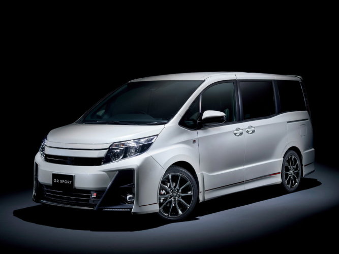 Toyota Noah рестайлинг 2017, минивэн, 3 поколение, R80 (07.2017 - 12.2021)